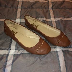 NWOT brown Lei flats w/ gold studs